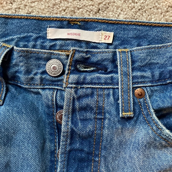 Levi’s wedgie jeans. Light wash, gently worn - Picture 2 of 4